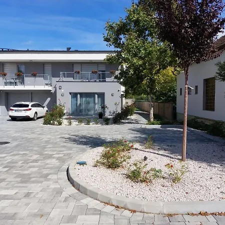 Linden 001 - Adults Only Apartman